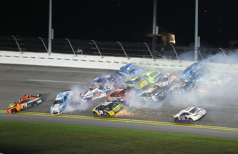 Авария во время NASCAR Sprint Cup Series в Дайтона-Бич, штат Флорида. 2 июля 2016