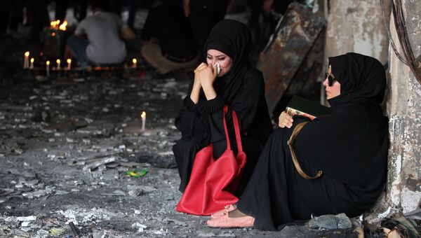 Иракские женщины плачут на месте теракта в Багдаде. Архивное фото
