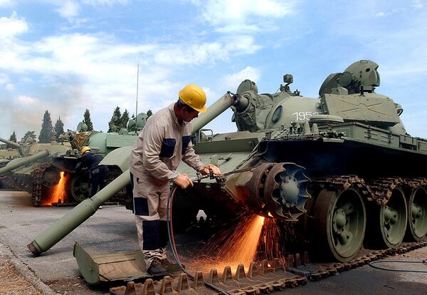 Рабочий уничтожает старый танк T-55 на военной базе в Подгорице. Черногория, 3 июля 2007 Рабочий уничтожает старый танк T-55 на военной базе в Подгорице. Черногория, 3 июля 2007