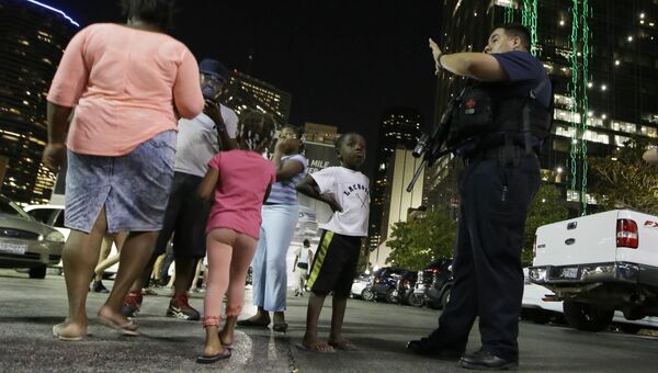 Полицейский в центре Далласа после расстрела полицейских