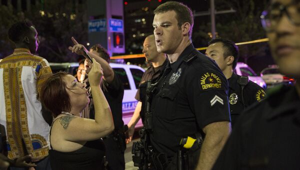 Полицейские и местные жители после стрельбы в центре Далласа