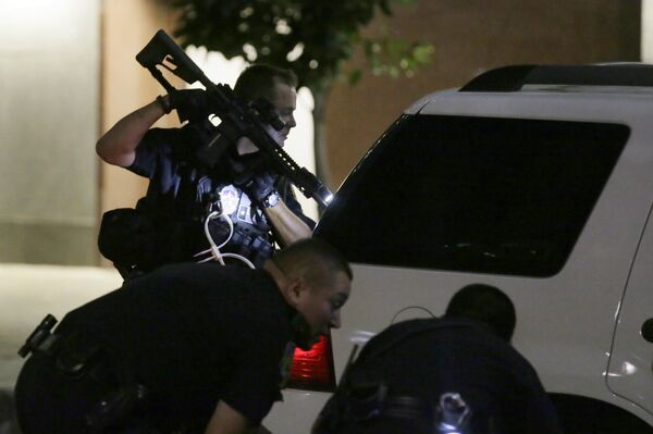 Полицейские во время операции по задержанию подозреваемых в стрельбе в Далласе