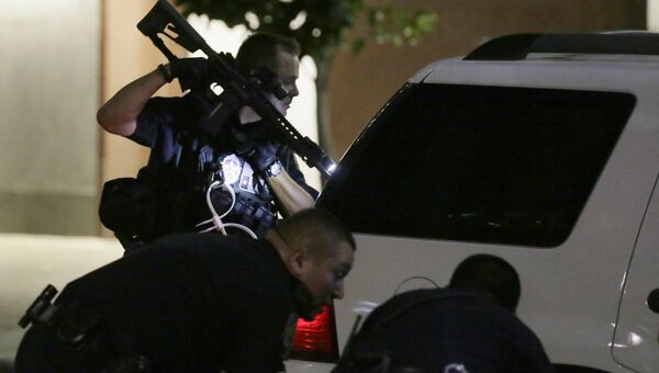 Полицейские во время операции по задержанию подозреваемых в стрельбе в Далласе. Архивное фото