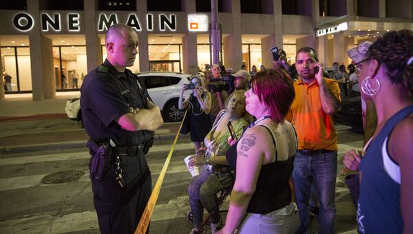 Полицейские и местные жители после стрельбы в центре Далласа. 7 июля 2016