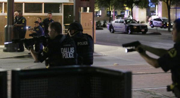 Полицейские во время операции по задержанию подозреваемых в стрельбе в Далласе