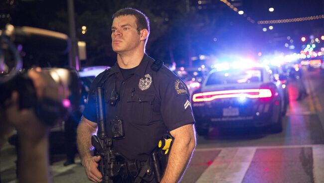 Полицейские и местные жители после стрельбы в центре Далласа. Архивное фото