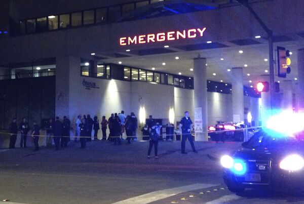 Полиция у входа в медицинский центр в Далласе