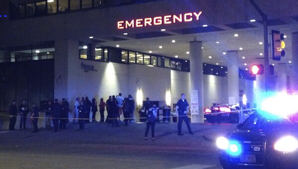 Полиция у входа в медицинский центр в Далласе