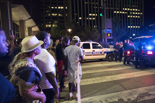 Полицейские и местные жители после стрельбы в центре Далласа. 7 июля 2016