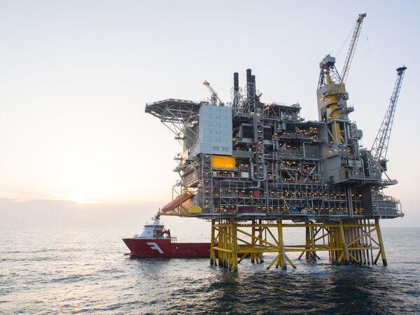 Нефтяная платформа и танкер в Северном море Нефтяная платформа и танкер в Северном море