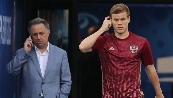Игрок сборной России Александр Кокорин и министр спорта РФ Виталий Мутко во время Евро-2016