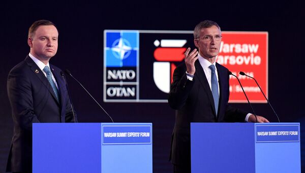Президент Польши Анджей Дуда и генеральный секретарь НАТО Йенс Столтенберг во время открытия саммита НАТО в Варшаве