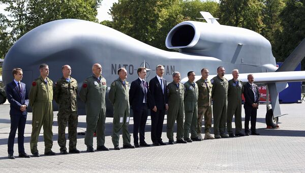 Генеральный секретарь НАТО Йенс Столтенберг с официальными лицами и военнослужащими во время саммита НАТО в Варшаве