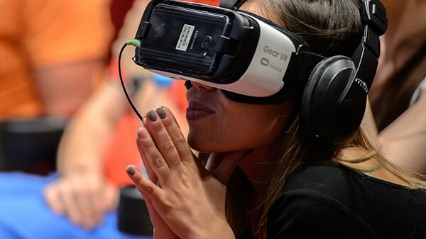 Зрители смотрят кино через очки виртуальной реальности