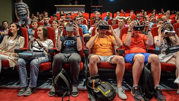 Зрители смотрят кино через очки виртуальной реальности