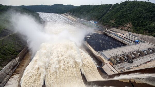 Сброс воды на Бурейской ГЭС. Архивное фото