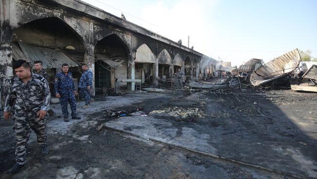 Полицейские на месте взрывов недалеко от шиитской святыни в городе Балад. Архивное фото