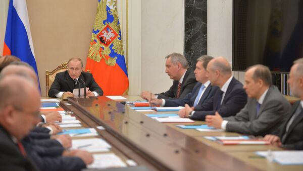 Президент РФ Владимир Путин (в центре) проводит в Кремле заседание Комиссии по вопросам военно-технического сотрудничества Российской Федерации с иностранными государствами. 8 июля 2016