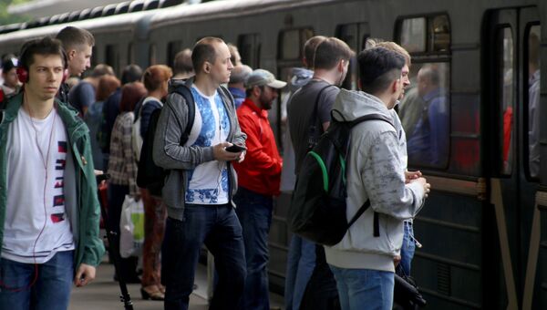 Пассажиры на платформе станции метро Выхино