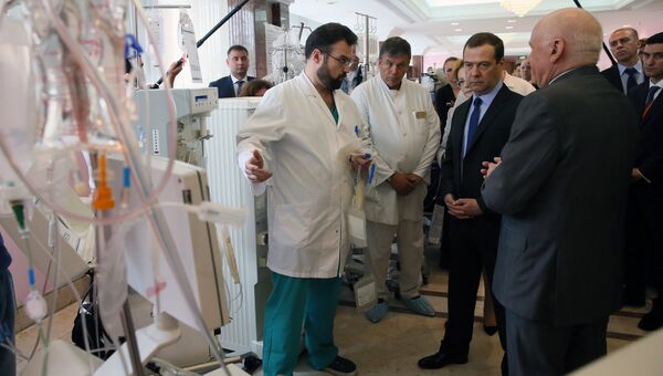 Премьер-министр РФ Д. Медведев посетил Научный центр сердечно-сосудистой хирургии им. А.Н. Бакулева. 8 июля 2016