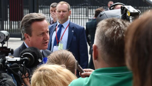 Премьер-министр Великобритании Дэвид Кэмерон отвечает на вопросы журналистов перед началом саммита НАТО в Варшаве