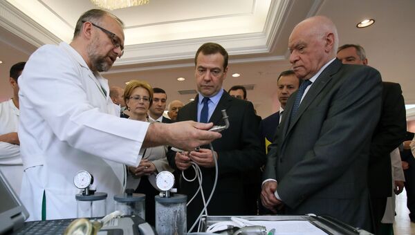 Премьер-министр РФ Д. Медведев посетил Научный центр сердечно-сосудистой хирургии им. А.Н. Бакулева. 8 июля 2016