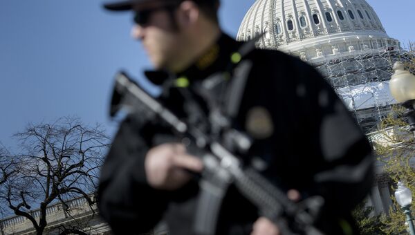 Полицейский у здания Капитолия в Вашингтоне