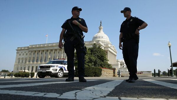 Полицейские у здания Капитолия в Вашингтоне