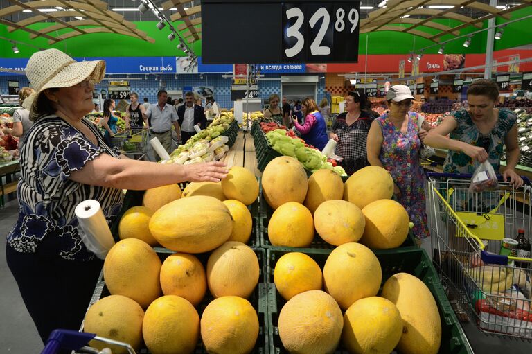 Покупатели в продуктовом магазине Покупатели в продуктовом магазине