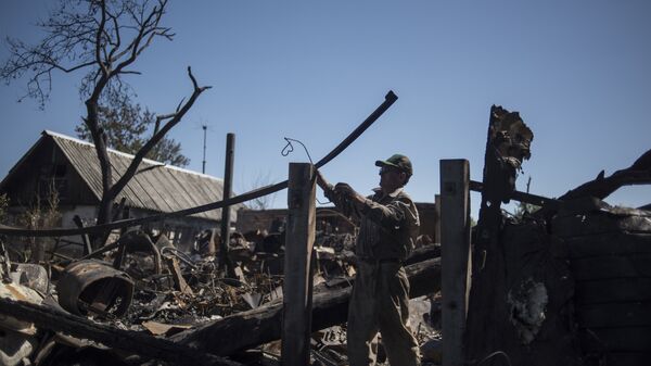 Дома в Донбассе, сгоревшие и поврежденные в результате обстрела украинскими силовиками. Архивное фото