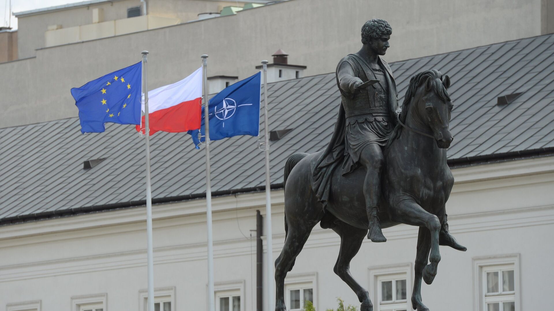 Флаги Евросоюза, Польши и НАТО в Варшаве. - РИА Новости, 1920, 16.01.2024