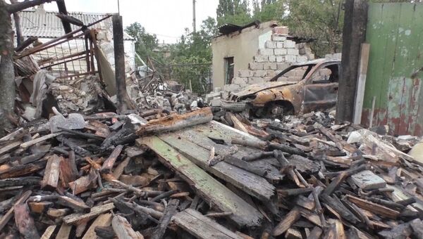 Последствия артобстрела Горловки: выбитые окна, сожженные машины и дыра в стене