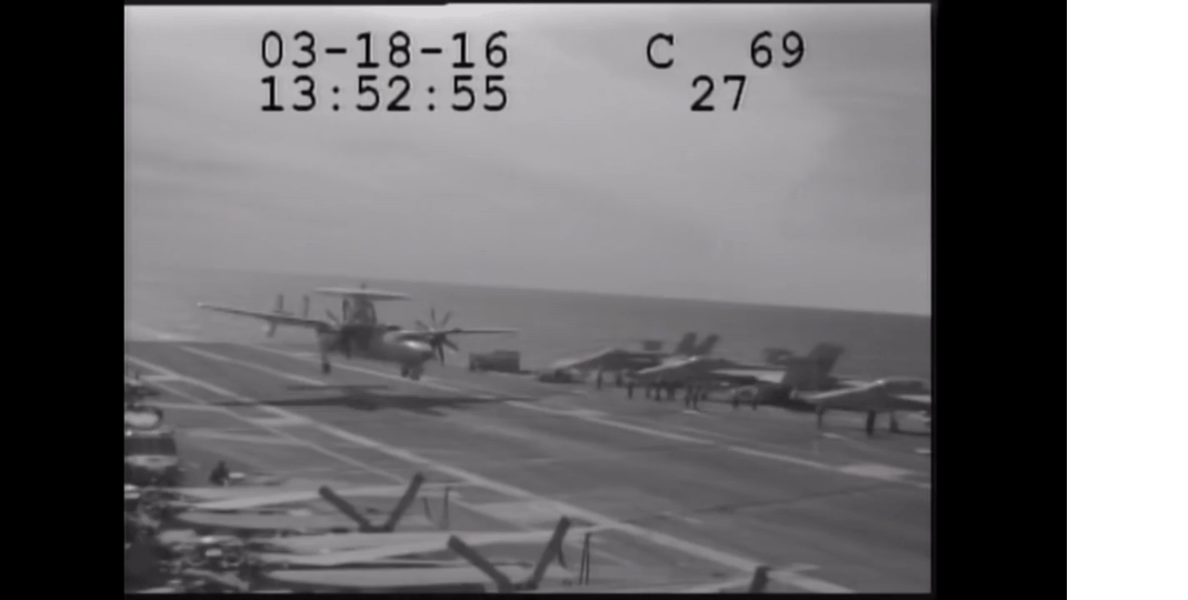 Видео аварийной посадки самолетаE-2C Hawkeye на палубу авианосца Дуайт Эйзенхауэр