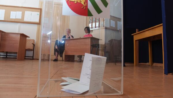 Урна с бюллетенями на избирательном участке референдума о досрочных выборах президента Абхазии