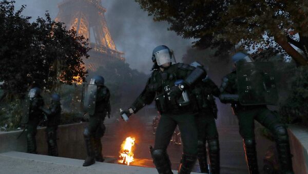 Хулиганы подожгли несколько скутеров в районе гигантской фан-зоны в Париже у Эйфелевой башни