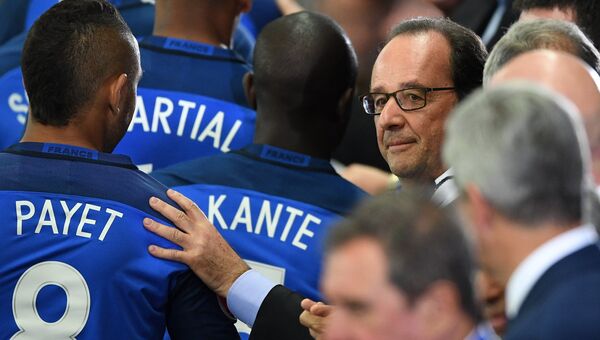 Президент Франции Франсуа Олланд и игроки сборной Франции на Евро-2016
