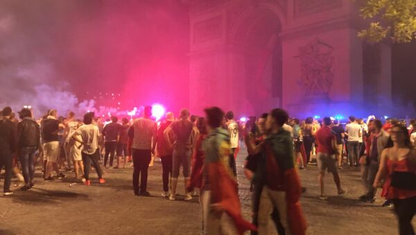 Болельщики на площади Шарля де Голля в Париже после победы Португалии