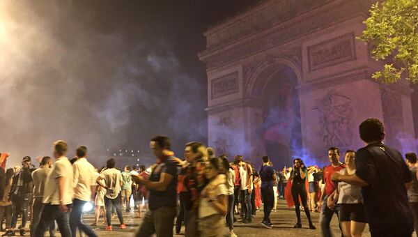 Болельщики на площади Шарля де Голля в Париже после победы Португалии