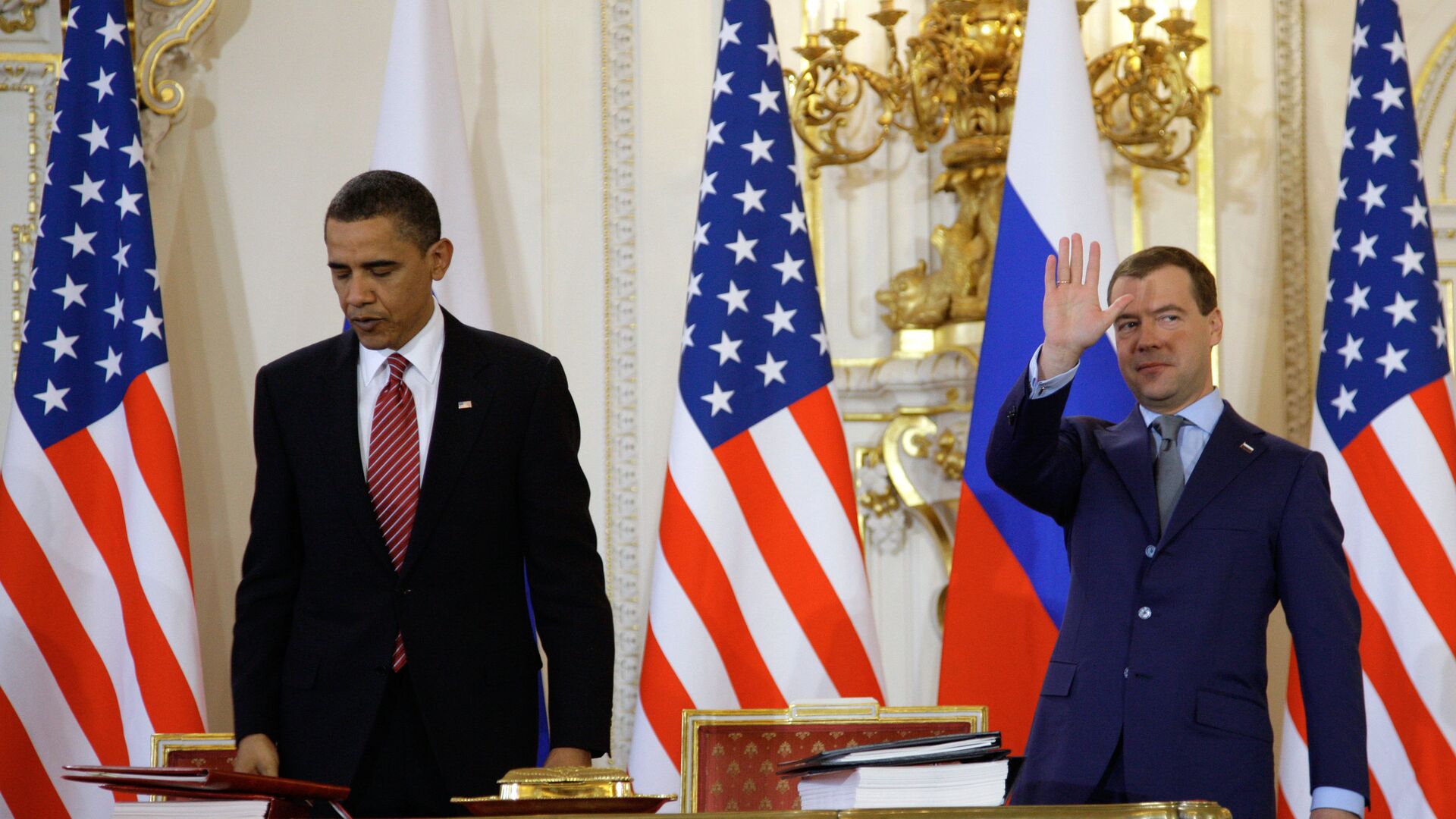 Дмитрий Медведев и Барак Обама после подписания договора СНВ-3 в Праге - РИА Новости, 1920, 01.08.2022