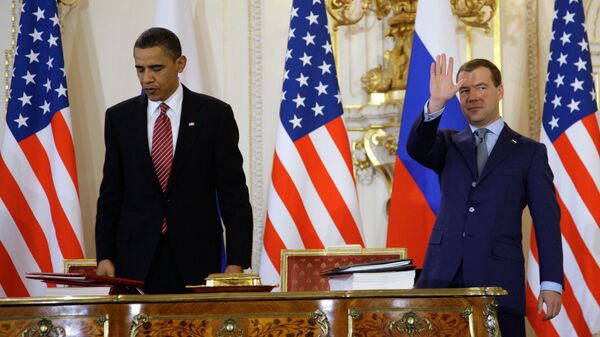 Президент России Дмитрий Медведев и президент США Барак Обама (справа налево) во время церемонии подписания Договора о мерах по дальнейшему сокращению и ограничению стратегических наступательных вооружений (СНВ)