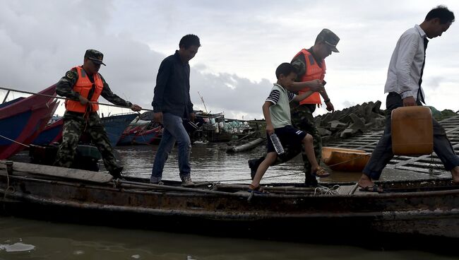 Эвакуация местных жителей из районов, пострадавших от тайфуна Непартак на востоке Китая