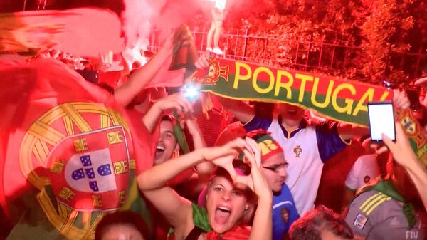 Ликующие португальцы и грустные французы в Париже после финала Евро-2016