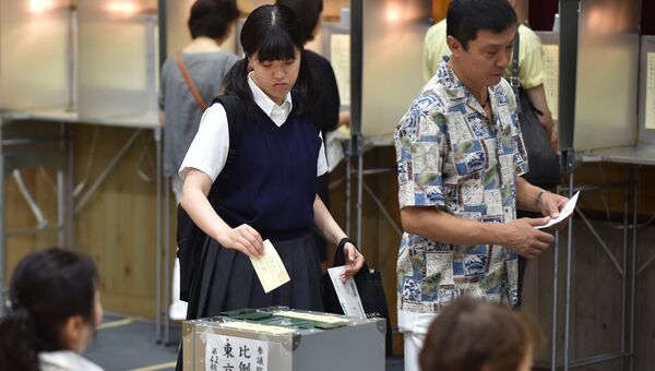 Голосование на избирательном участке в Токио во время выборов в верхнюю палату парламента Японии. 10 июля 2016