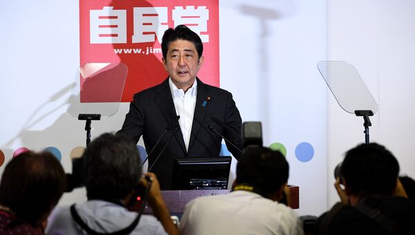Премьер-министр Японии Синдзо Абэ во время пресс-конференции по итогам выборов в верхнюю палату парламента. 11 июля 2016
