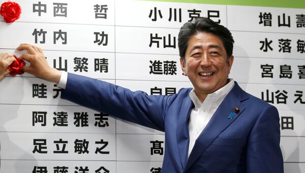 Премьер-министр Японии Синдзо Абэ после победы правящей партии на выборах в верхнюю палату парламента. 10 июля 2016