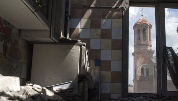 Жилой дом после обстрела и храм в Донецкой области. Архивное фото