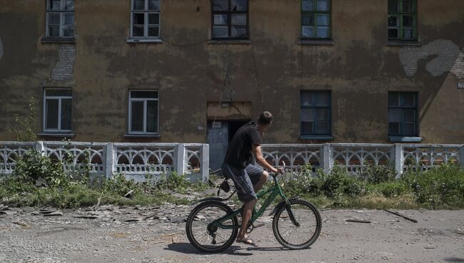 Последствия обстрела поселка в Донецкой области. Архивное фото