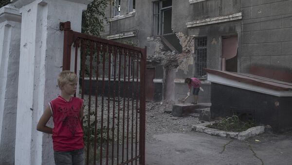 Здание школы в поселке Никитовка Донецкой области, поврежденное в результате обстрела. Архивное фото