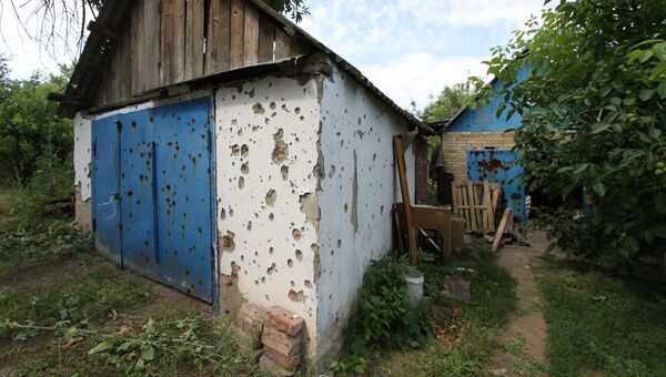 Дом в поселке Семеновка в Донецкой области, поврежденный в 2014 году. Архивное фото