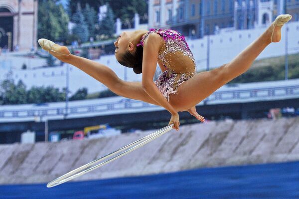 Маргарита Мамун (Россия) выполняет упражнения с обручем в индивидуальном многоборье на этапе Кубка мира по художественной гимнастике в Казани